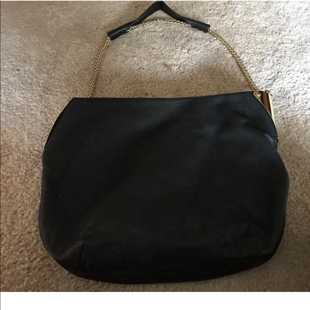 VINCE CAMUTO BLACK HANDBAG
GOLD CHAIN